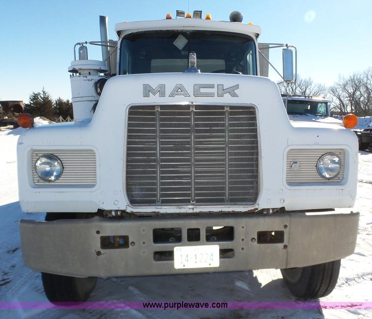 image for item J8805 1986 Mack RD688S dump truck