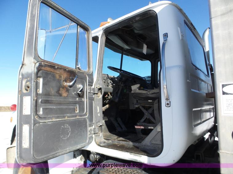 image for item J8805 1986 Mack RD688S dump truck