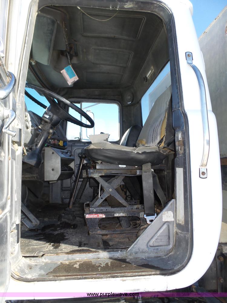 image for item J8805 1986 Mack RD688S dump truck