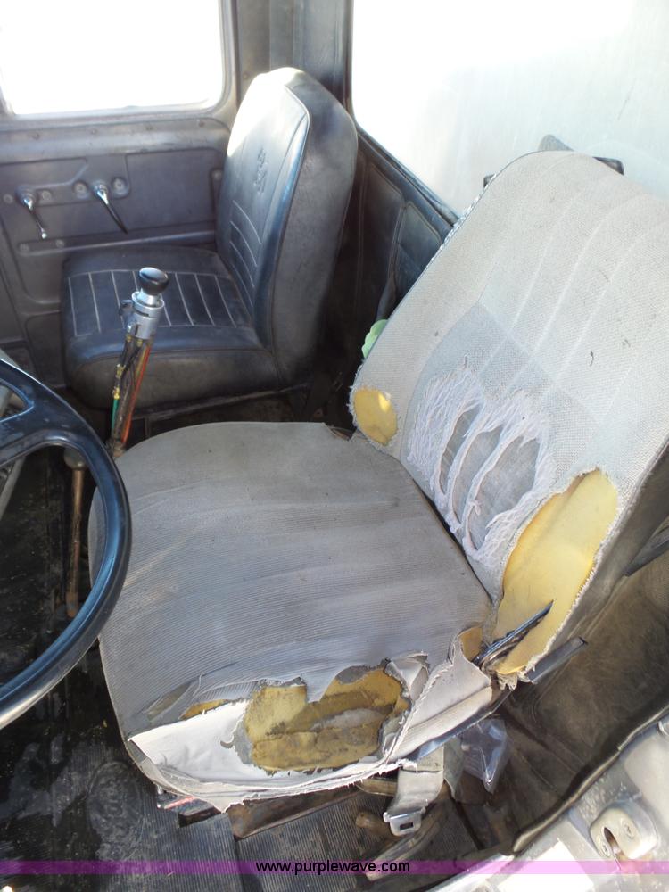 image for item J8805 1986 Mack RD688S dump truck