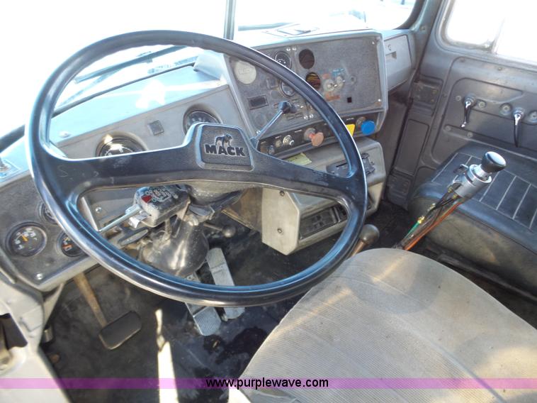 image for item J8805 1986 Mack RD688S dump truck