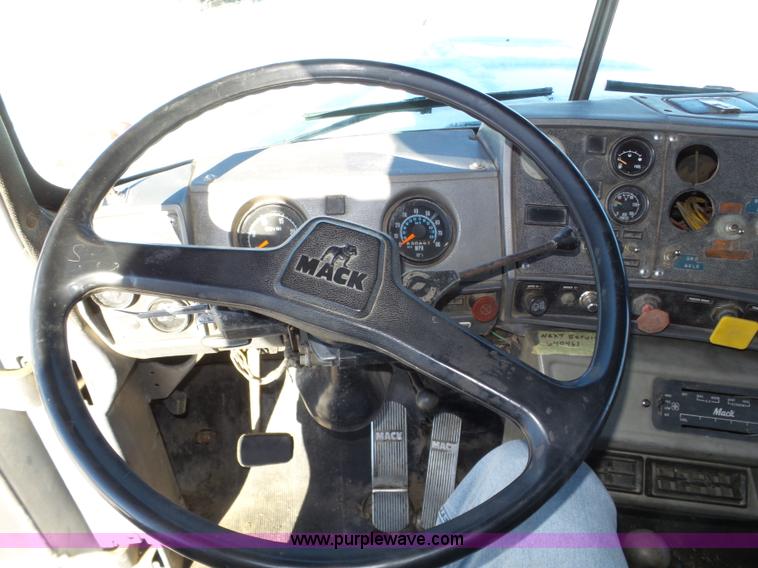 image for item J8805 1986 Mack RD688S dump truck