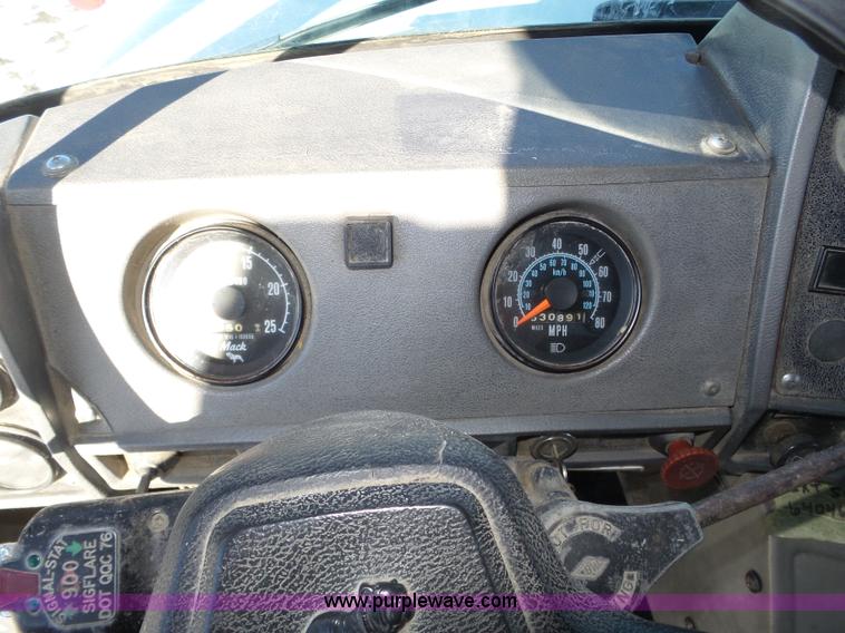 image for item J8805 1986 Mack RD688S dump truck