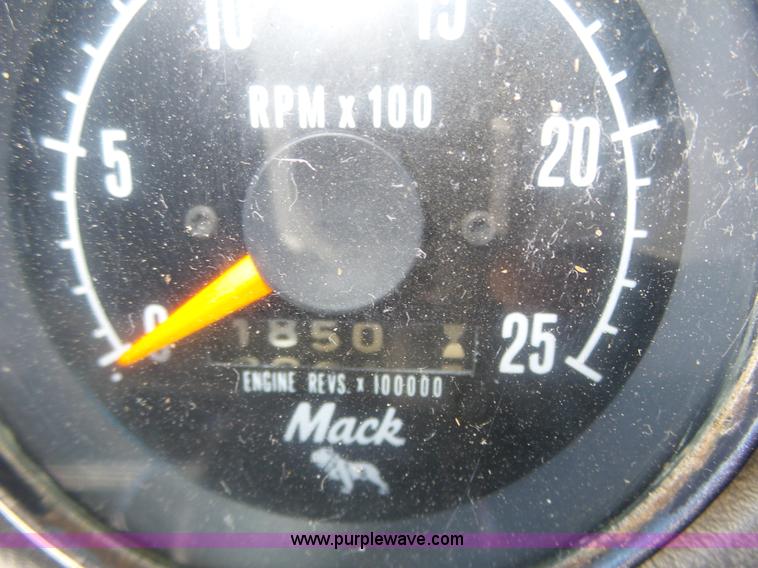 image for item J8805 1986 Mack RD688S dump truck