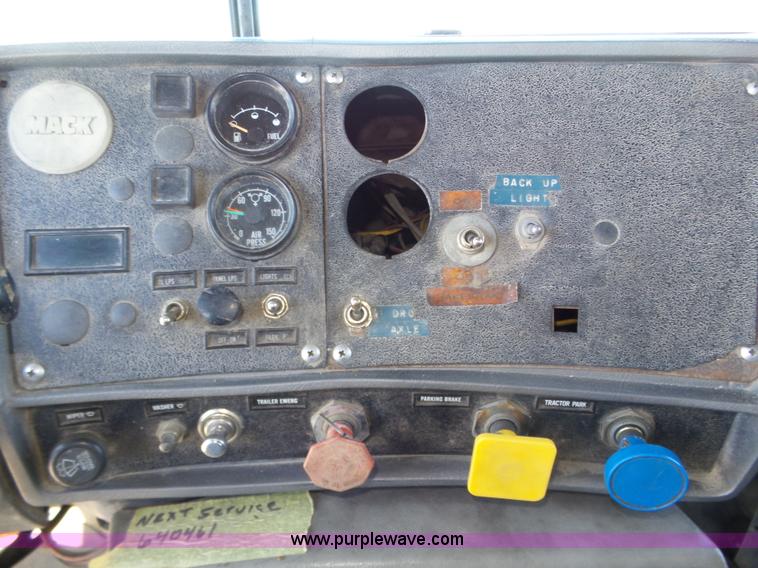 image for item J8805 1986 Mack RD688S dump truck