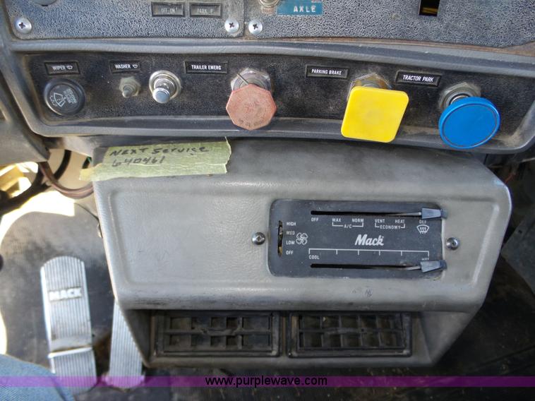 image for item J8805 1986 Mack RD688S dump truck