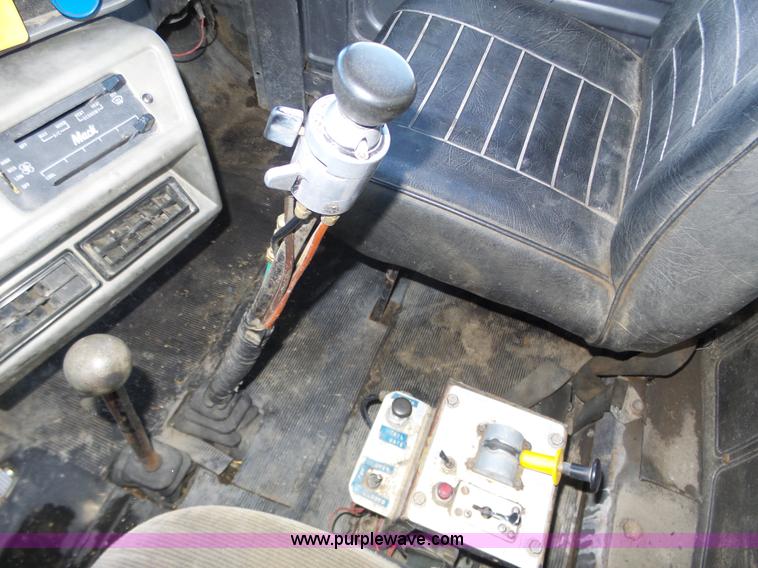 image for item J8805 1986 Mack RD688S dump truck