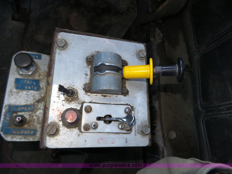 image for item J8805 1986 Mack RD688S dump truck