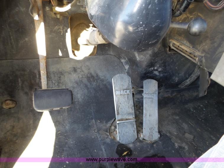 image for item J8805 1986 Mack RD688S dump truck