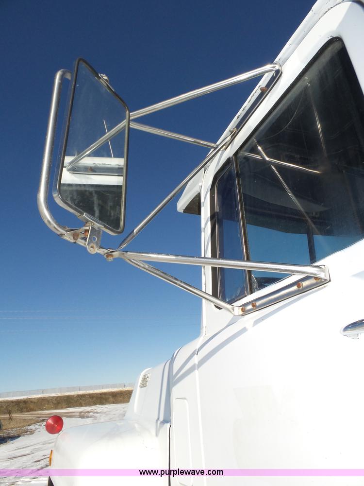 image for item J8805 1986 Mack RD688S dump truck