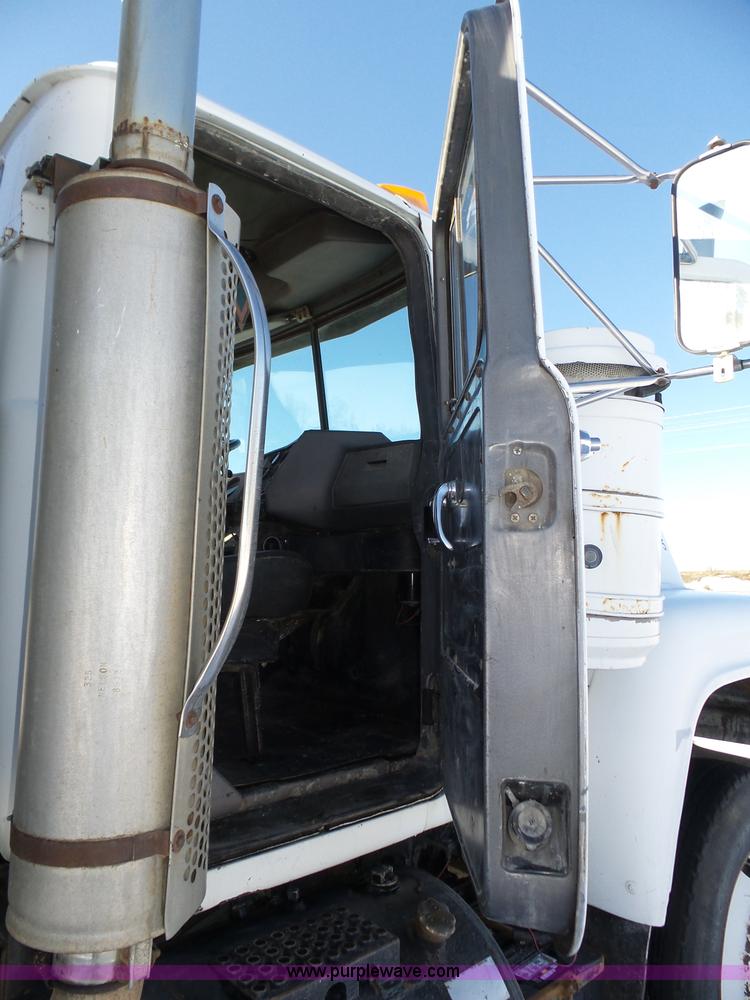 image for item J8805 1986 Mack RD688S dump truck