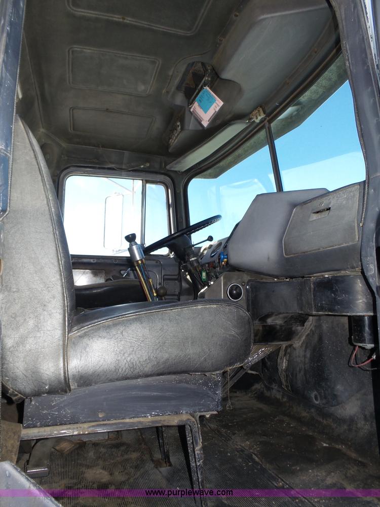 image for item J8805 1986 Mack RD688S dump truck