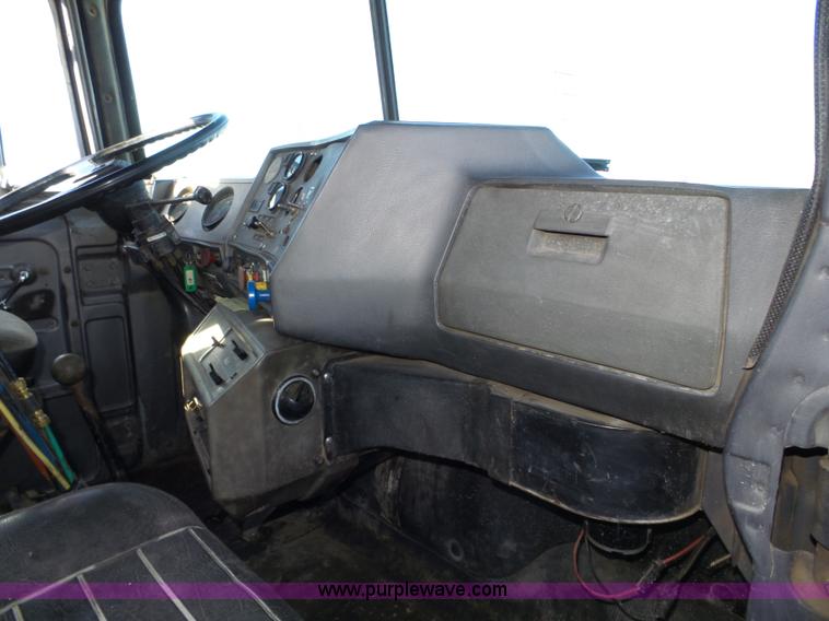 image for item J8805 1986 Mack RD688S dump truck