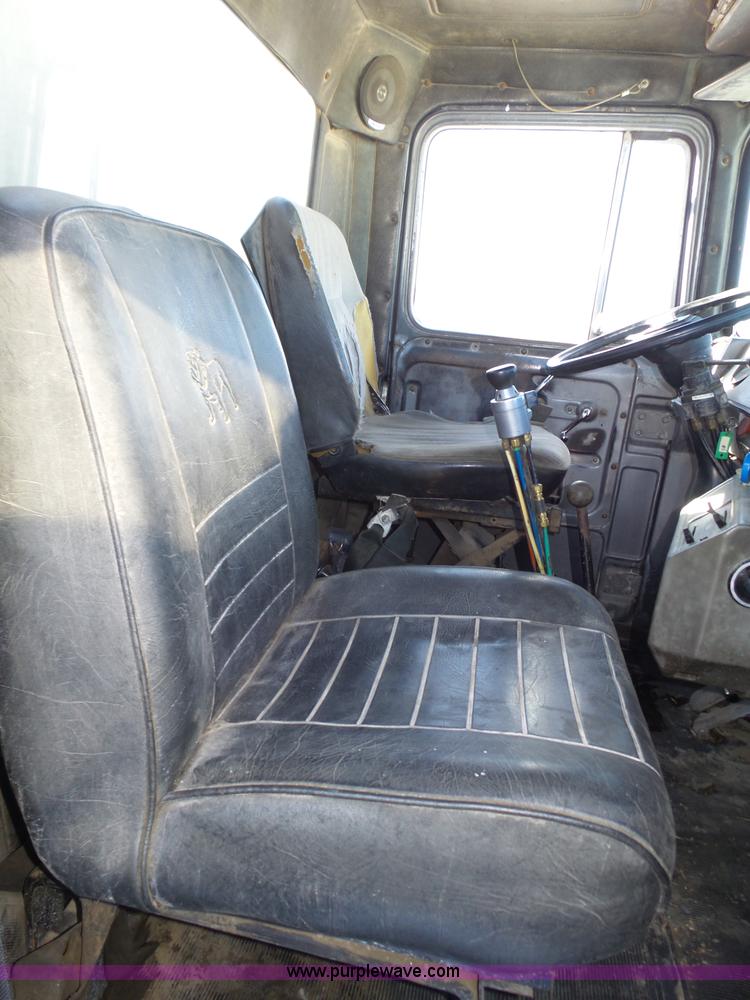 image for item J8805 1986 Mack RD688S dump truck