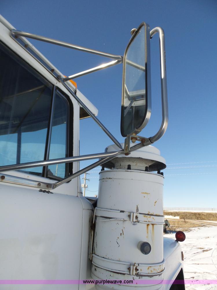 image for item J8805 1986 Mack RD688S dump truck