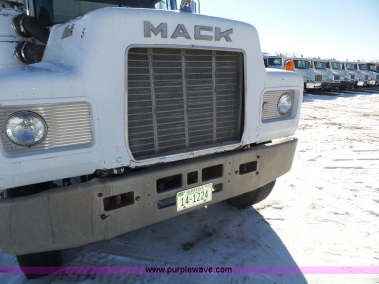 image for item J8805 1986 Mack RD688S dump truck