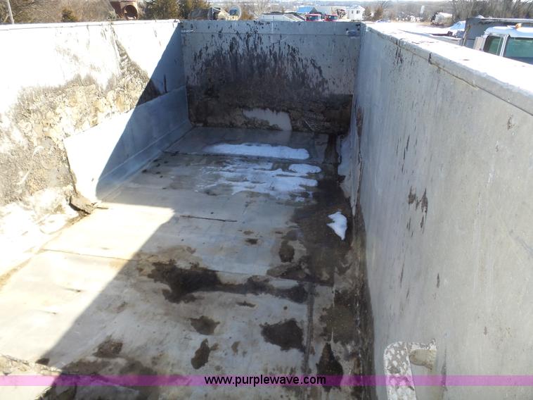 image for item J8805 1986 Mack RD688S dump truck