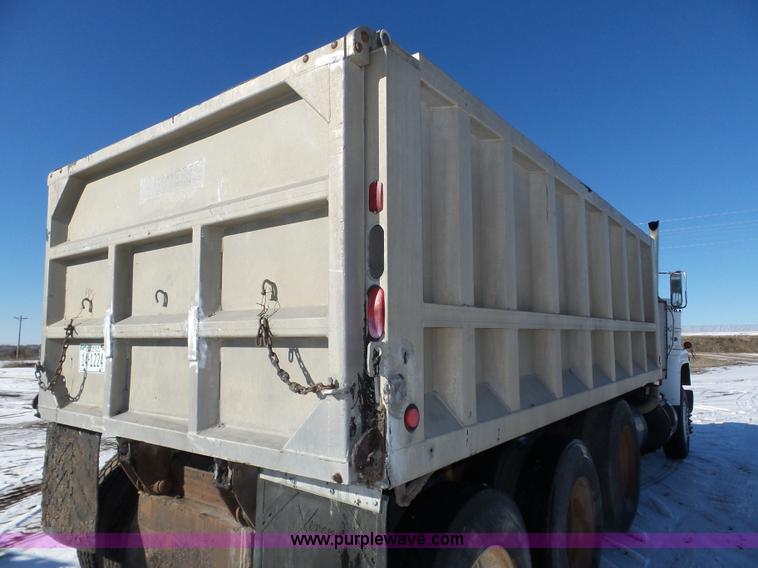 image for item J8805 1986 Mack RD688S dump truck