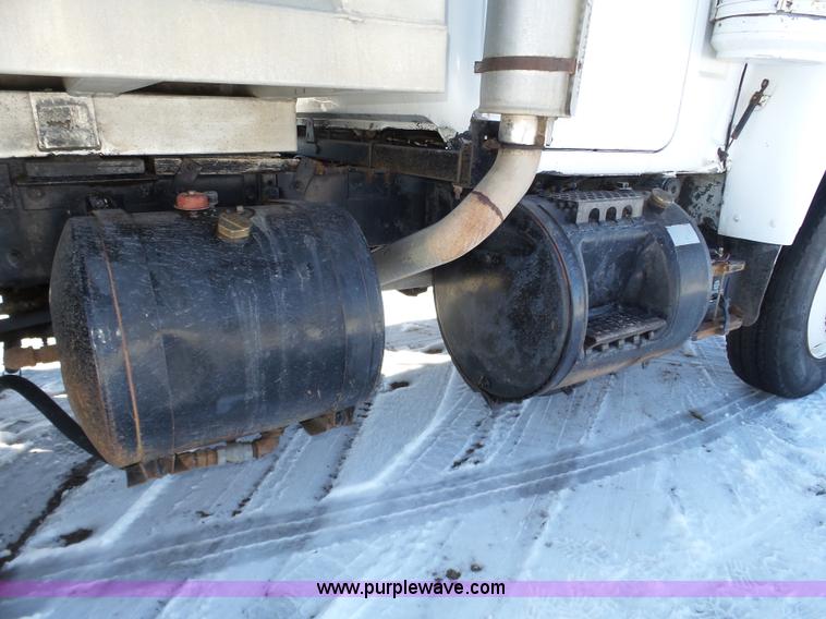 image for item J8805 1986 Mack RD688S dump truck