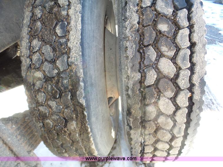 image for item J8805 1986 Mack RD688S dump truck