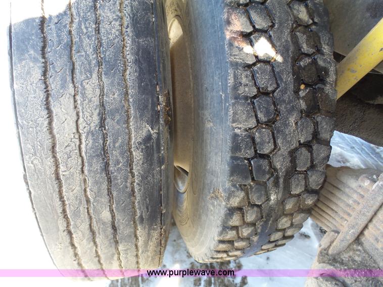 image for item J8805 1986 Mack RD688S dump truck