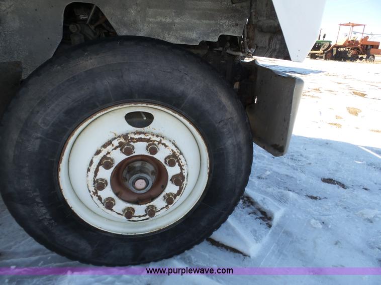 image for item J8805 1986 Mack RD688S dump truck