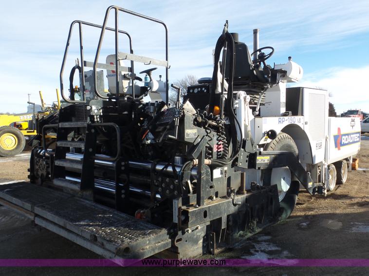 image for item J8810 2005 Roadtec RP-190 paver
