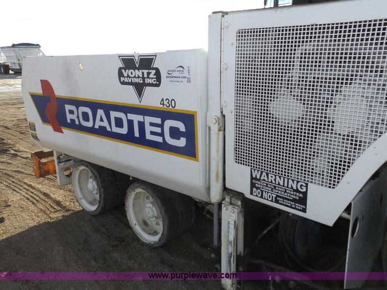 image for item J8810 2005 Roadtec RP-190 paver