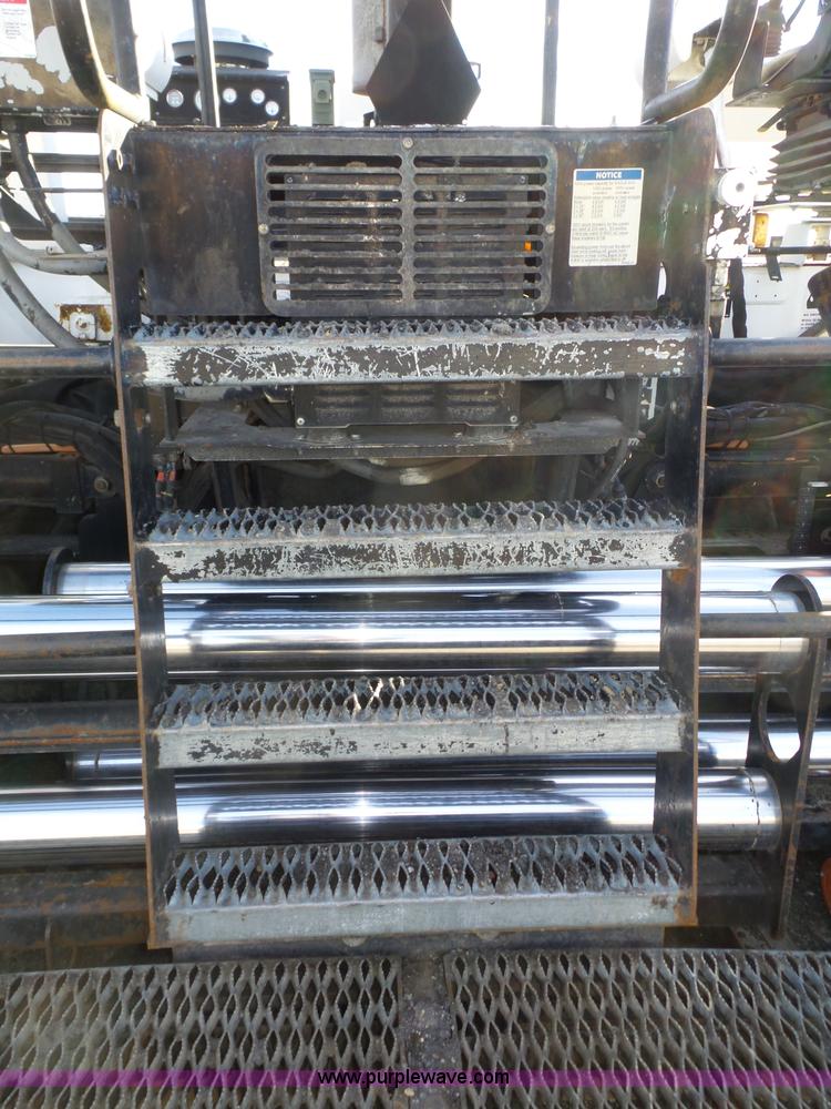 image for item J8810 2005 Roadtec RP-190 paver