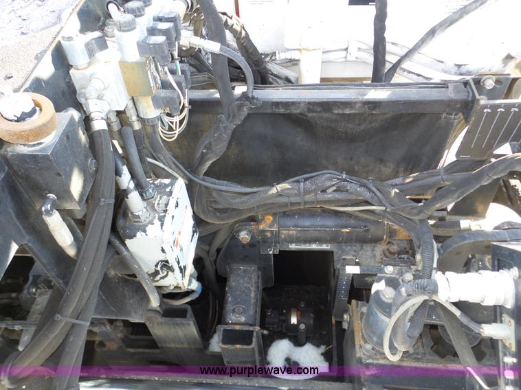 image for item J8810 2005 Roadtec RP-190 paver