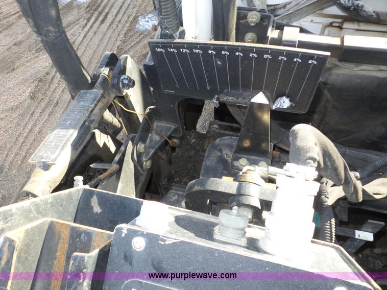 image for item J8810 2005 Roadtec RP-190 paver