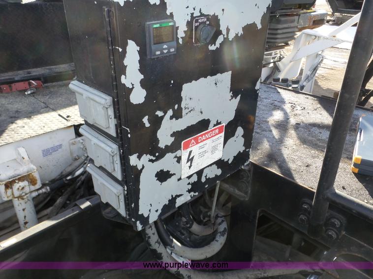 image for item J8810 2005 Roadtec RP-190 paver