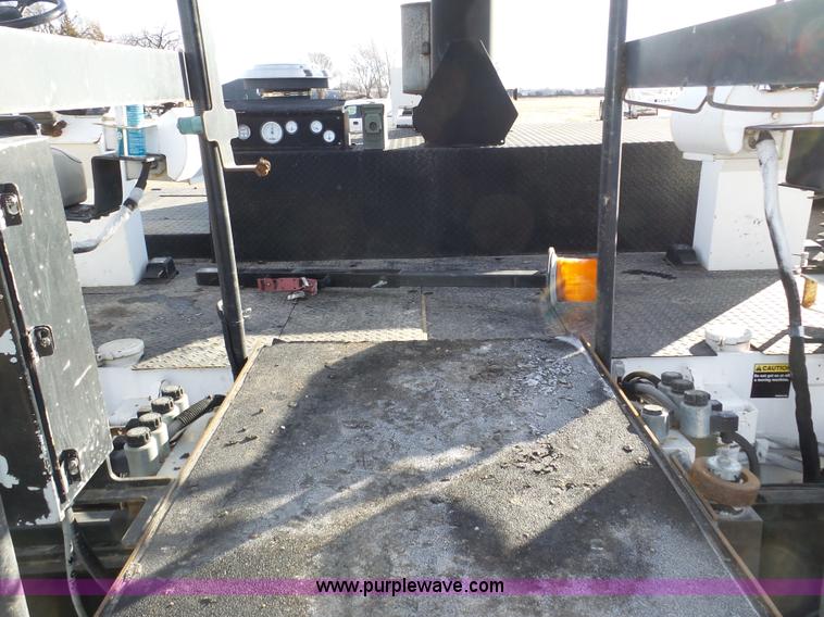 image for item J8810 2005 Roadtec RP-190 paver