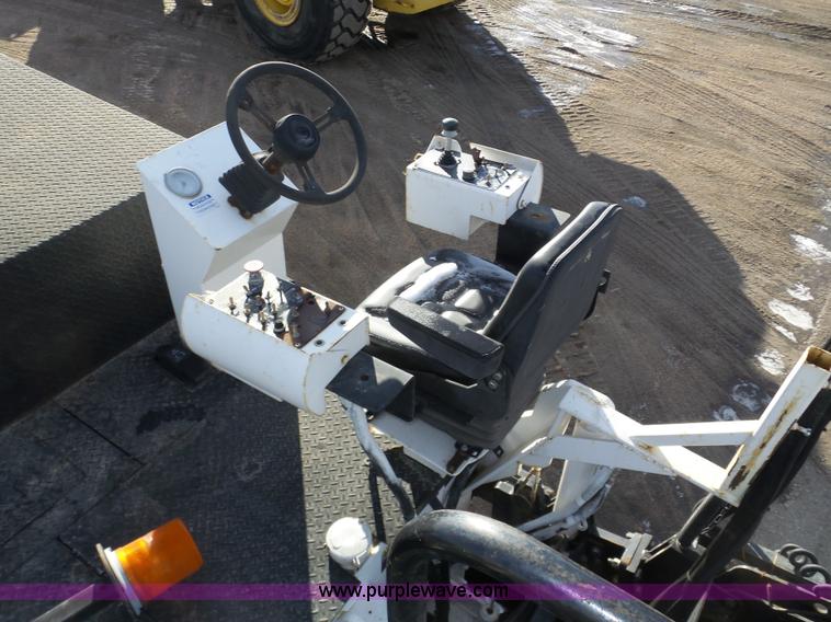 image for item J8810 2005 Roadtec RP-190 paver