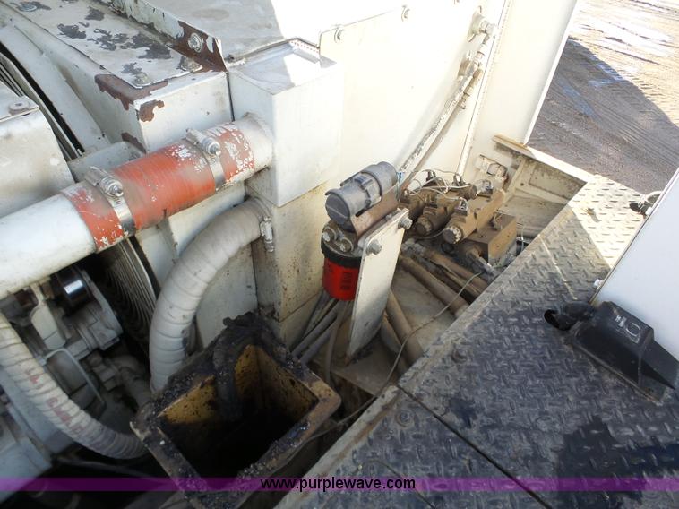 image for item J8810 2005 Roadtec RP-190 paver