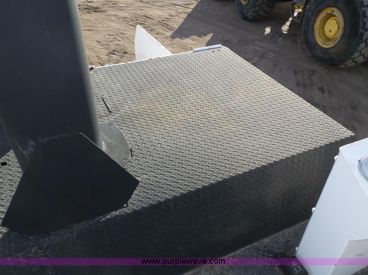 image for item J8810 2005 Roadtec RP-190 paver