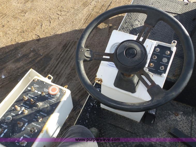 image for item J8810 2005 Roadtec RP-190 paver