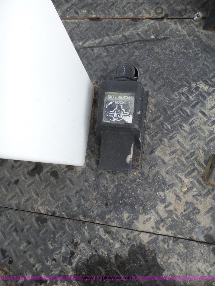 image for item J8810 2005 Roadtec RP-190 paver