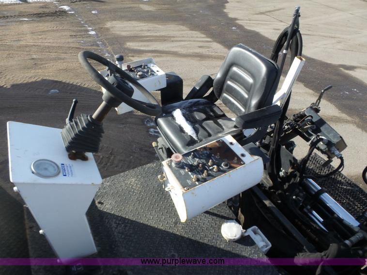 image for item J8810 2005 Roadtec RP-190 paver