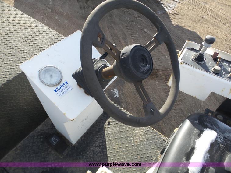 image for item J8810 2005 Roadtec RP-190 paver