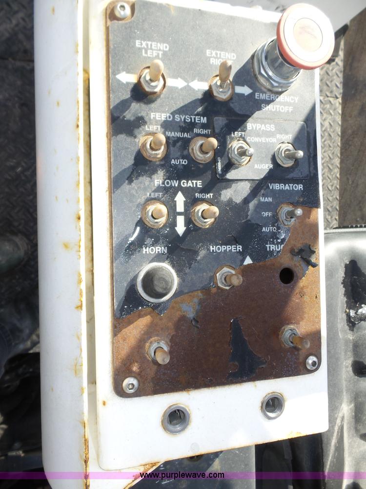 image for item J8810 2005 Roadtec RP-190 paver