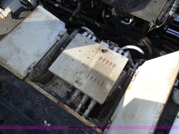 image for item J8810 2005 Roadtec RP-190 paver