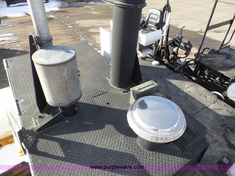 image for item J8810 2005 Roadtec RP-190 paver