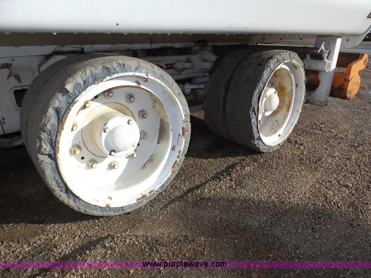 image for item J8810 2005 Roadtec RP-190 paver