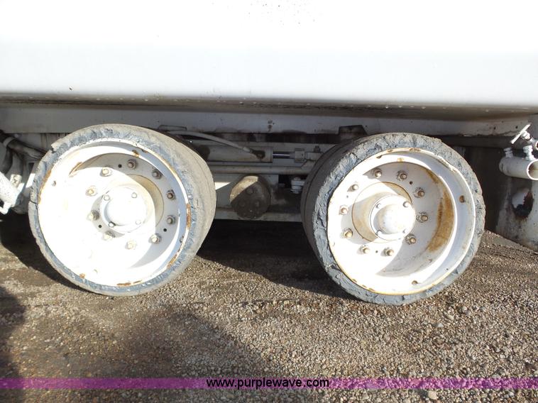 image for item J8810 2005 Roadtec RP-190 paver