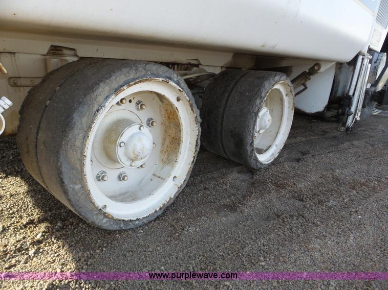 image for item J8810 2005 Roadtec RP-190 paver