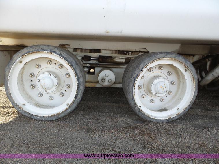 image for item J8810 2005 Roadtec RP-190 paver