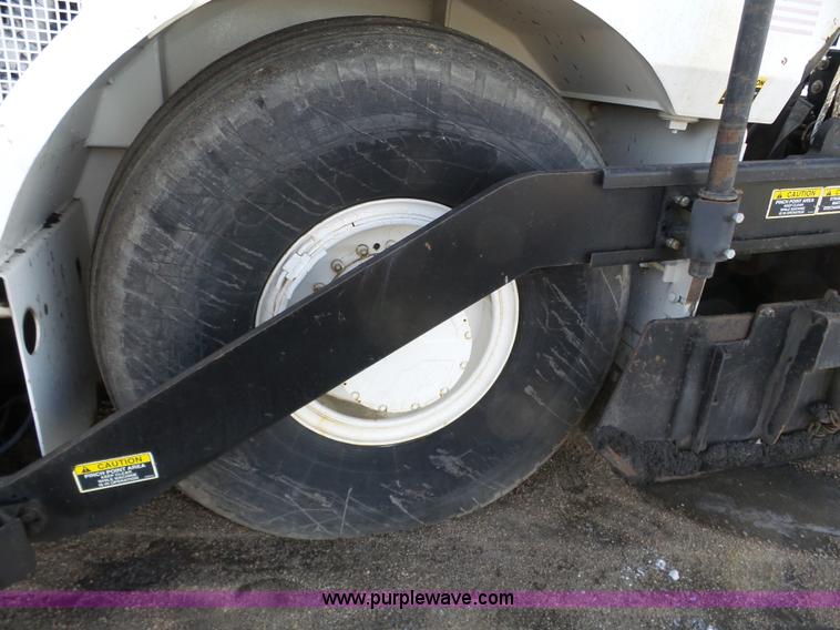 image for item J8810 2005 Roadtec RP-190 paver