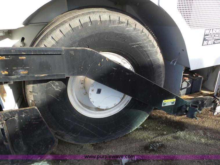 image for item J8810 2005 Roadtec RP-190 paver