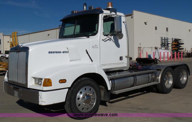 image for item K1263 1999 Western Star 5964SS semi truck